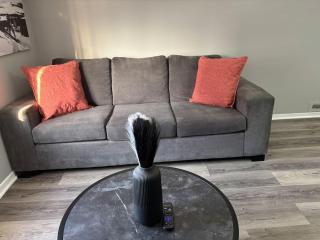 Cozy 2 Bed 1 Bath Apt Close to Univ and Downtown - 9