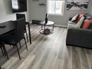 Cozy 2 Bed 1 Bath Apt Close to Univ and Downtown - 8