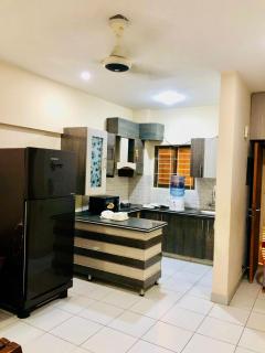 2BR Apt Karachi Secure Stay, Wi-Fi, Airport - 3