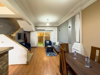 821 · Bright 2BR Townhouse • Private Garden - 6