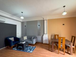 821 · Bright 2BR Townhouse • Private Garden - 1