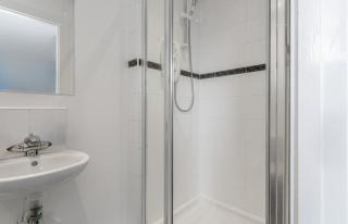 PENTHOUSE - Invoice and REDUCED PRICES only via SUNRISE SHORT LETS DUNDEE, Spacious, Stunning Views, Foosball Table, Central, River Front, V&A, Train Station, City Centre, Lift Access, Free Parking & WiFi and ONLY 3 Mins to STANNERGATE Ports - 1