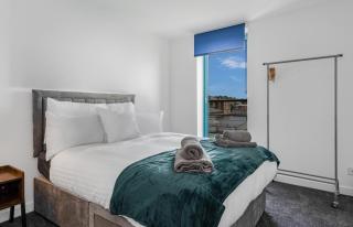 PENTHOUSE - Invoice and REDUCED PRICES only via SUNRISE SHORT LETS DUNDEE, Spacious, Stunning Views, Foosball Table, Central, River Front, V&A, Train Station, City Centre, Lift Access, Free Parking & WiFi and ONLY 3 Mins to STANNERGATE Ports - 6