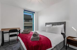 PENTHOUSE - Invoice and REDUCED PRICES only via SUNRISE SHORT LETS DUNDEE, Spacious, Stunning Views, Foosball Table, Central, River Front, V&A, Train Station, City Centre, Lift Access, Free Parking & WiFi and ONLY 3 Mins to STANNERGATE Ports - 7