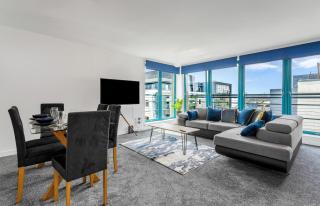 PENTHOUSE - Invoice and REDUCED PRICES only via SUNRISE SHORT LETS DUNDEE, Spacious, Stunning Views, Foosball Table, Central, River Front, V&A, Train Station, City Centre, Lift Access, Free Parking & WiFi and ONLY 3 Mins to STANNERGATE Ports - 9