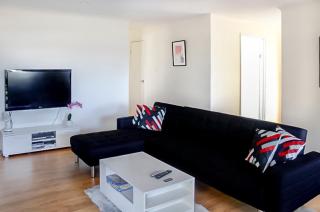 Picturesque Lakeside Getaway: Views, Beach, Park - 5