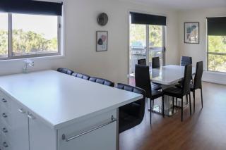 Picturesque Lakeside Getaway: Views, Beach, Park - 7