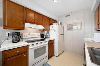 2 Bedroom, 3rd Floor Condo with Great VIews! - 1
