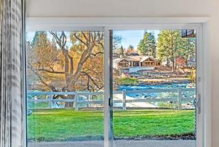1st Floor Studio stunning view of Deschutes River - 2