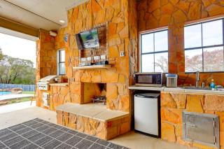 3 Mi to Lake! Belton Getaway with Outdoor Kitchen - 9