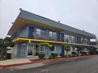 Super 8 by Wyndham Tracy - 0