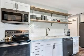 1st Floor Updated Studio incredible river access - 8