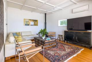 Coastal Cottage Getaway - Onetangi Beachfront - 2