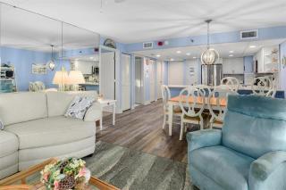 Ocean Front 1 Bedroom Rainbow Condo, Steps to the Beach! - 6