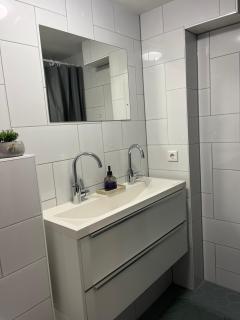 Cosy Garden Room Riverhouse - 3