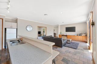 Coastal Days - pet friendly retreat near parks, shops and beaches - 8