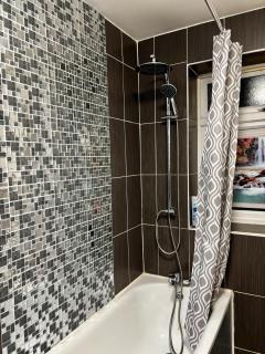 Obsidian Room - shared bathroom - 1
