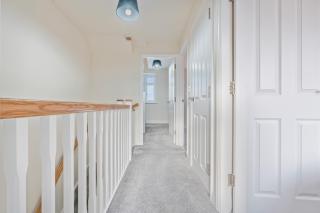 #83 Stylish Wigston Home with parking - 9