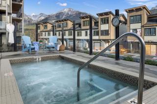 NEW Spacious MTN View Condo, PRIME location with Hot Tub, Free National Park Pass, Huge Patio, BBQ, Sleeps 7 - 9