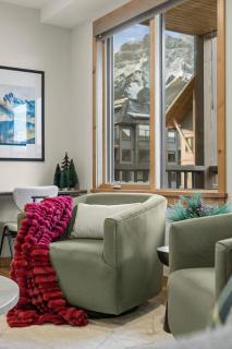 NEW Spacious MTN View Condo, PRIME location with Hot Tub, Free National Park Pass, Huge Patio, BBQ, Sleeps 7 - 1