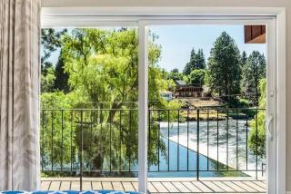 Cozy one-bedroom condo overlooking the Deschutes - 4