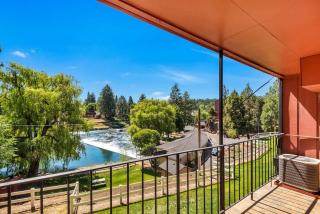 Cozy one-bedroom condo overlooking the Deschutes - 3