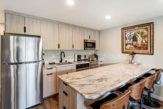 Downtown Renovated Condo w Views of the Deschutes - 9