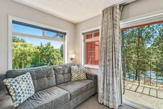 Downtown Corner Studio with 270-degree Riverview - 6