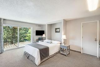 Downtown Corner Studio with 270-degree Riverview - 7