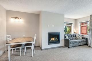 Downtown Corner Studio with 270-degree Riverview - 8