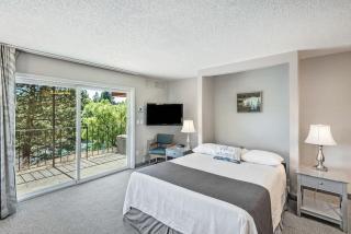 Downtown Corner Studio with 270-degree Riverview - 1