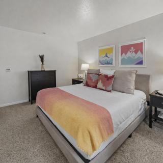 129 Park Station Escape! Cozy Condo with Pool Hot Tub! Walking Distance to Main Street Town Lift! by SkyRun Park City - 4