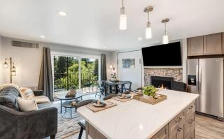 Gorgeous Condo With River View - Pool and Hot Tub - 9