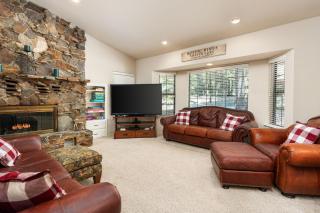 Rustic Pines- Family Fun Game Cabin in East Village - 9