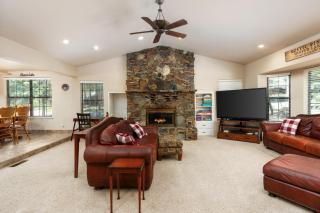 Rustic Pines- Family Fun Game Cabin in East Village - 3