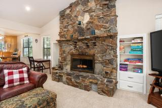 Rustic Pines- Family Fun Game Cabin in East Village - 1