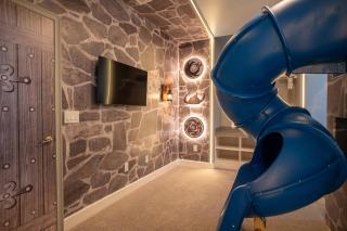 11BR Luxury w Game Room Pool Near Disney - 8