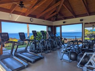 Spacious retreat with hot tub & BBQ grill - 5