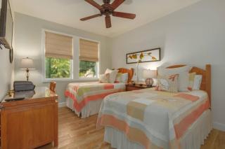 Spacious retreat with hot tub & BBQ grill - 3