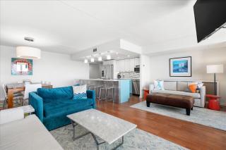 Cute 3 Bedroom Oceanfront Condo in the Desired Quay Building - 4