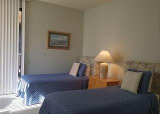 Peaceful 2BR retreat with pool & golf views - 4