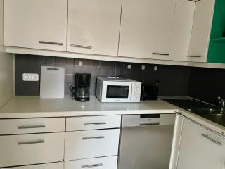 110m2 Central Apartment with Balcony & Free Parking - 7