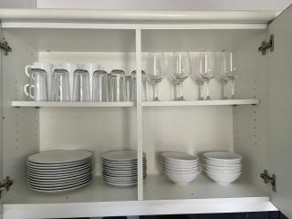 110m2 Central Apartment with Balcony & Free Parking - 2