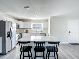 Spacious Tampa Stay • Large Yard • 15 Guests - 7