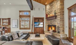 Luxe Park City Escape Hot Tub & Theater - 4