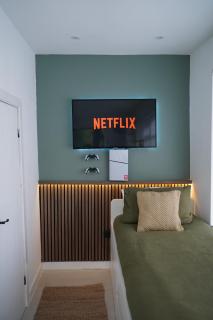 THE COZY CAVE includes Private entry PS5 Netflix - 4