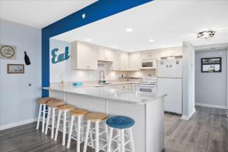 Side Ocean View 2 Bedroom Quay Condo with Indoor & Outdoor Pools! - 3