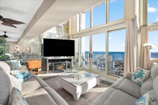 Beautiful Oceanfront 3 Bedroom Penthouse Unit with Two Pools! - 0