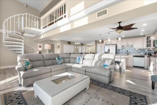 Beautiful Oceanfront 3 Bedroom Penthouse Unit with Two Pools! - 8