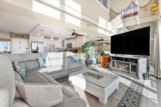 Beautiful Oceanfront 3 Bedroom Penthouse Unit with Two Pools! - 7